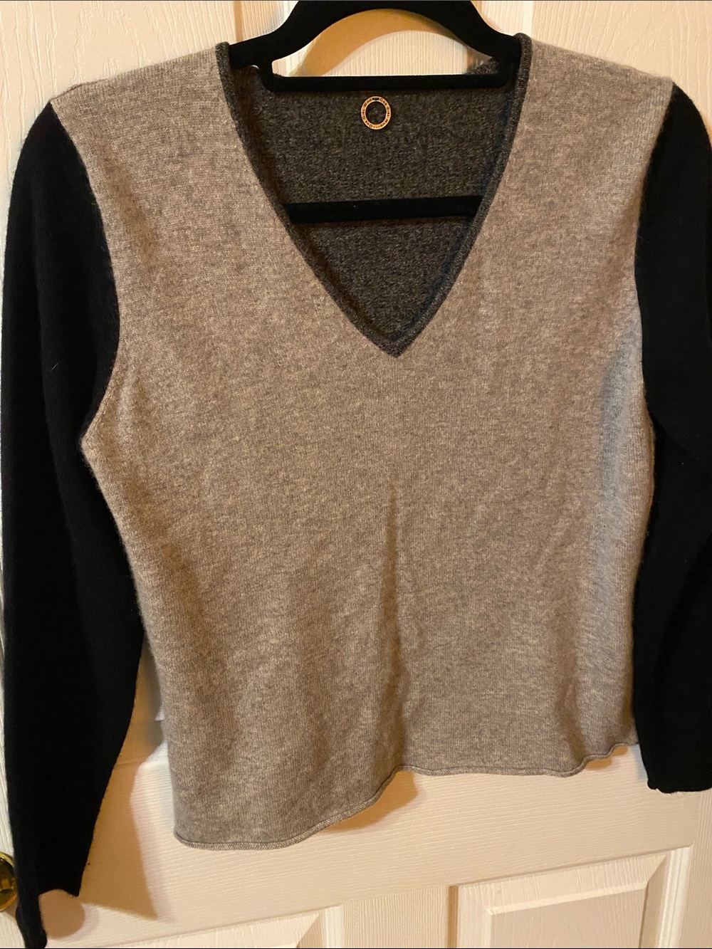 Women's V-Neck Two-Tone Sweater in Gray and Black